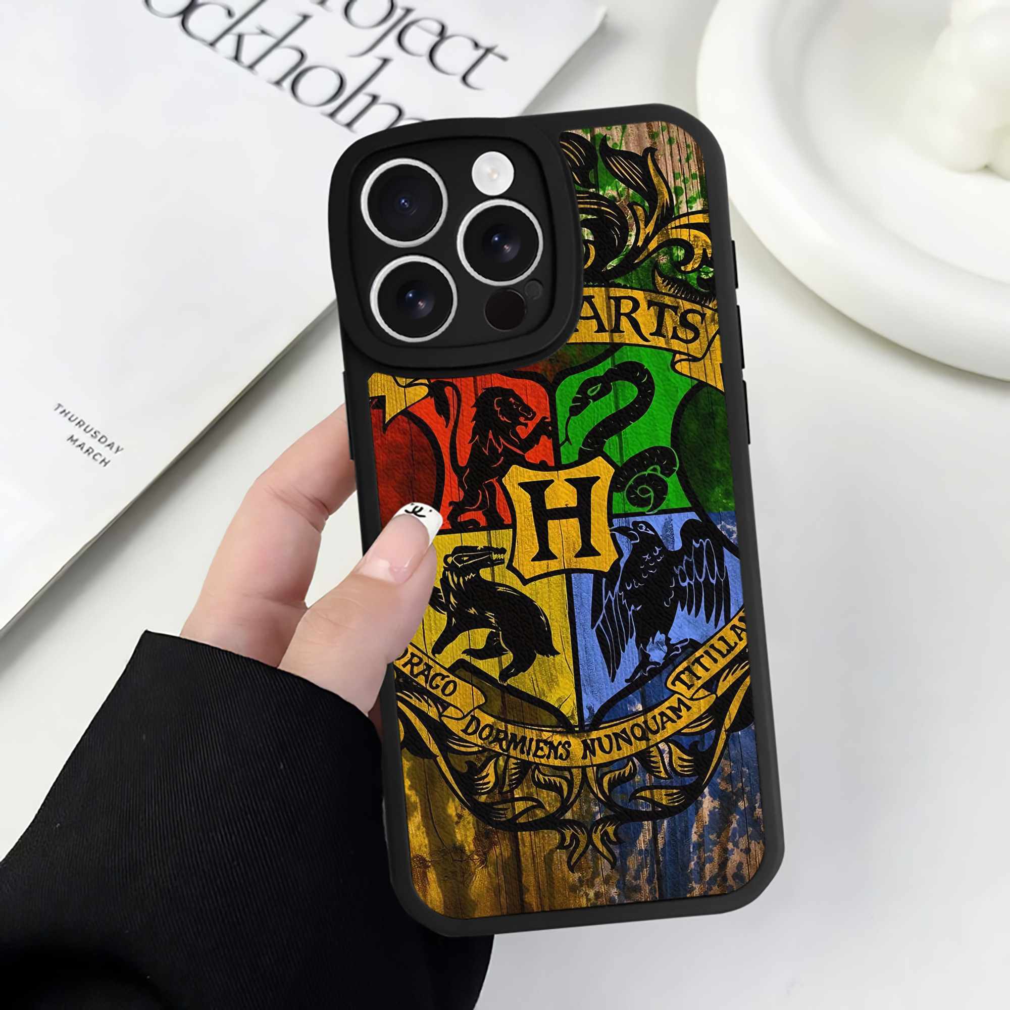 （画像用） Harry Potter ハリー・ポッターシリーズ 【iPhone 16シリーズ対応】シリコンスマホケース（レザー調） 材質：シリコン